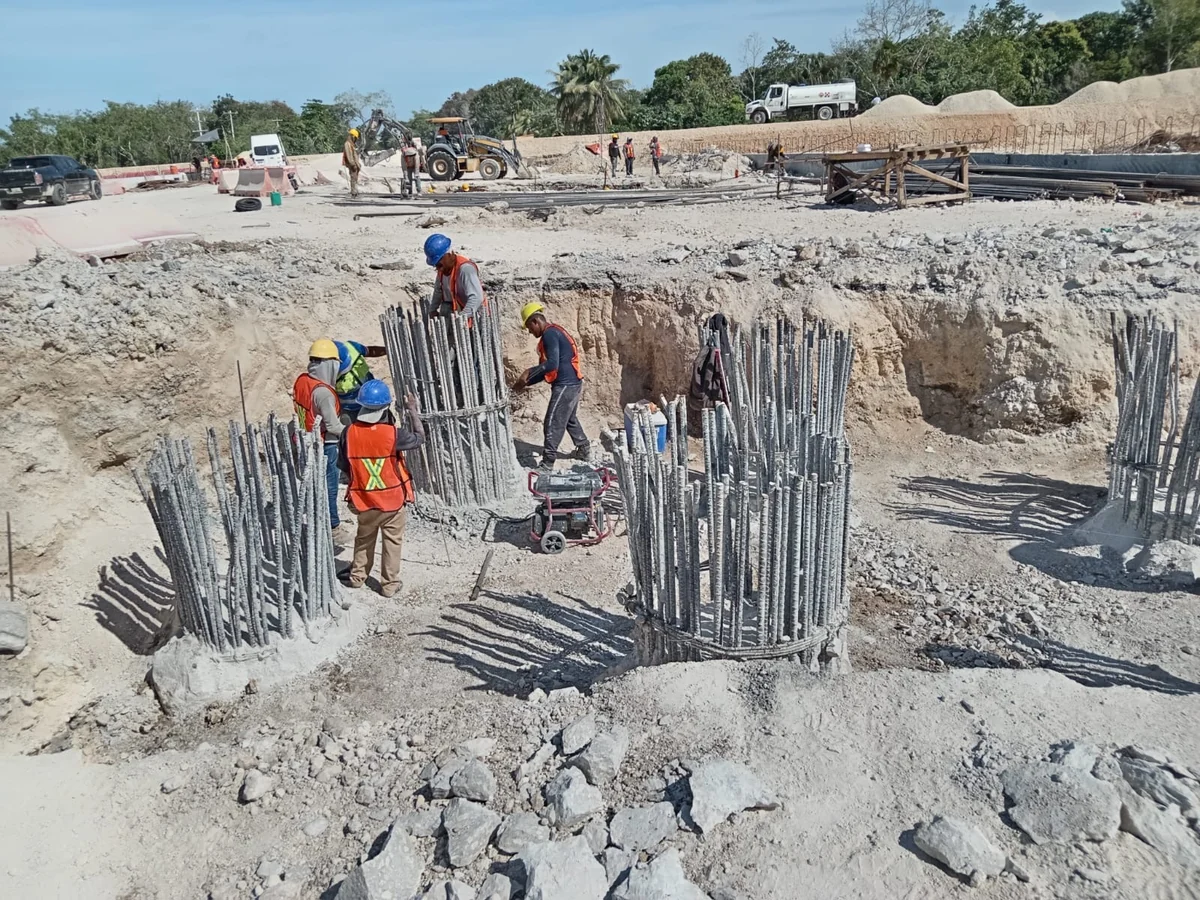 Work on deep foundation elements · Tren Maya 2024