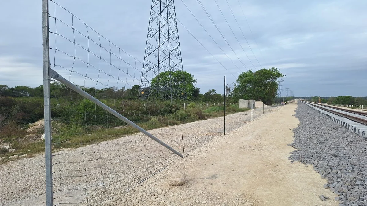 Perimeter enclosure beside the railway · Tren Maya 2024