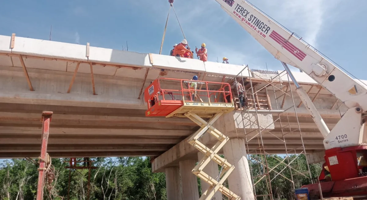 Maniobras de izaje y montaje de elementos prefabricados en el viaducto · Tren Maya